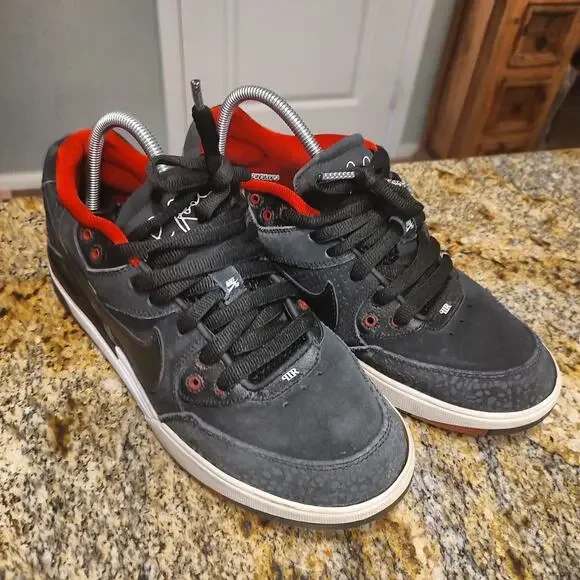 Nike SB Dunk Low Pro Sneakers Black/Red Size 10.5 ID 366620-001 Paul Rodriguez
